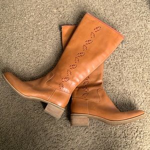 Knee-high leather Timberland boots